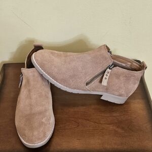 Bjorndal Judy or Geena ankle booties. Size 7.5